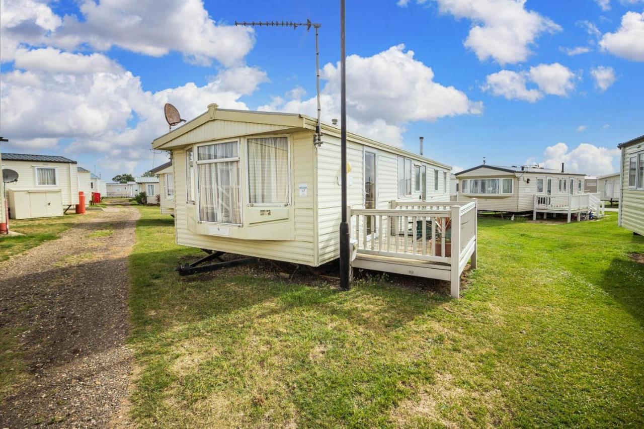 6 Berth Caravan With Decking Nearby Heacham Beach In Norfolk Ref 21047A Hotel Exterior photo