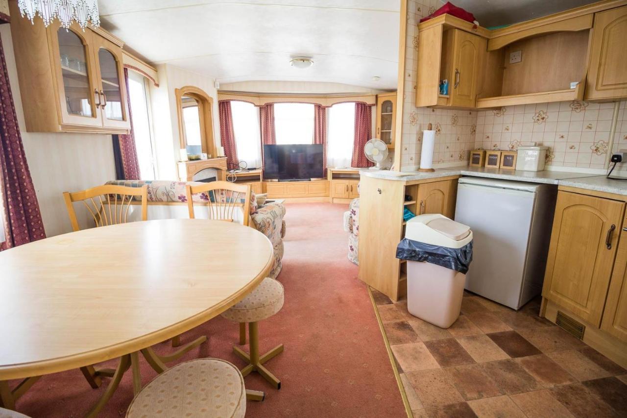 6 Berth Caravan With Decking Nearby Heacham Beach In Norfolk Ref 21047A Hotel Exterior photo